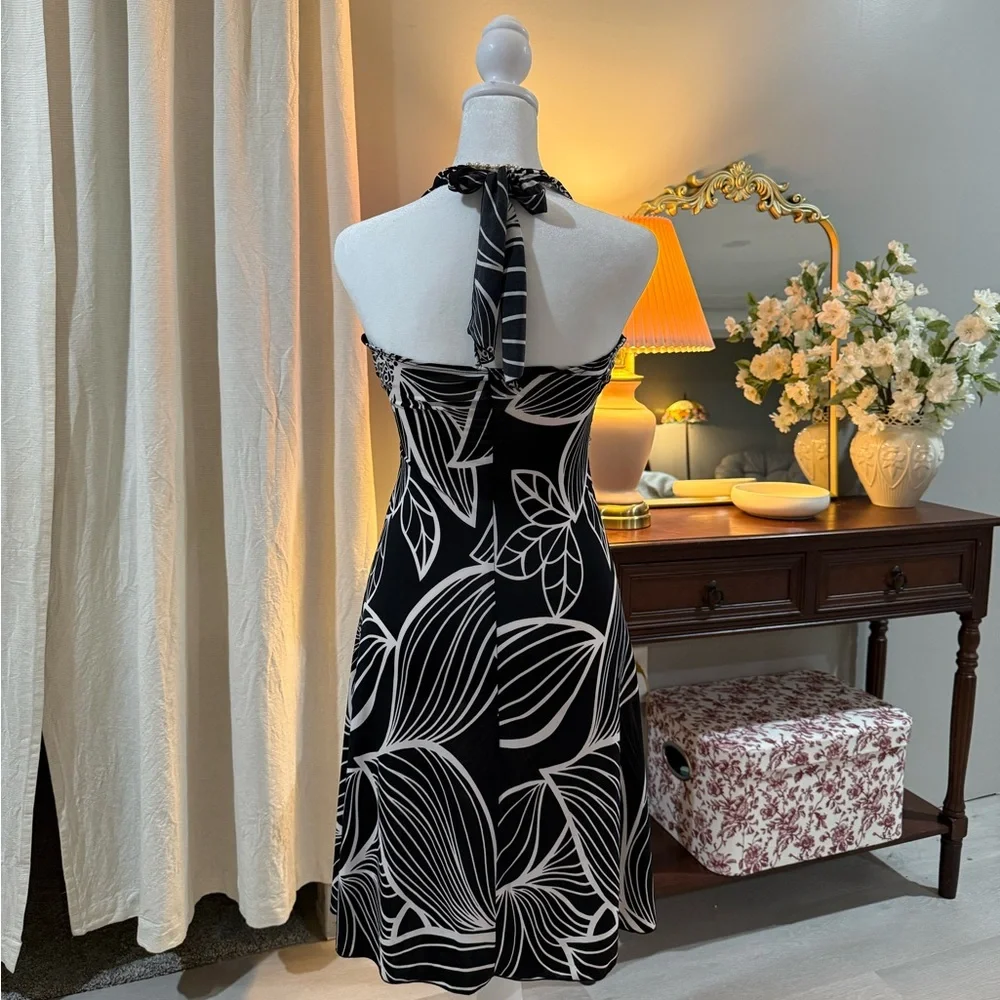 Elegant Black and White Halter Dress - Picture 4 of 6